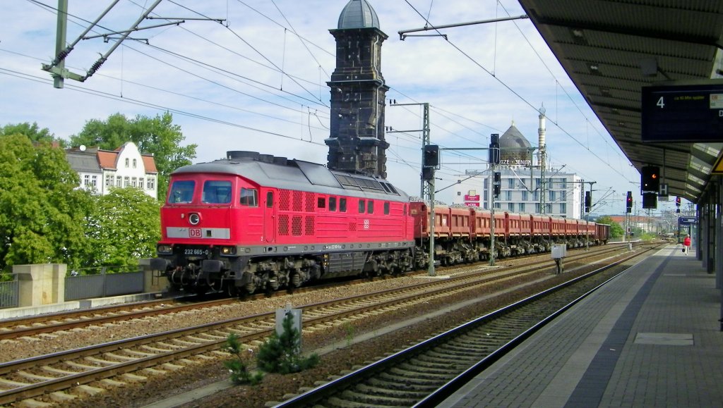 232 665-0 mit einem Schotterzug am 28.8.12 bei der Durchfahrt in Dresden-Mitte