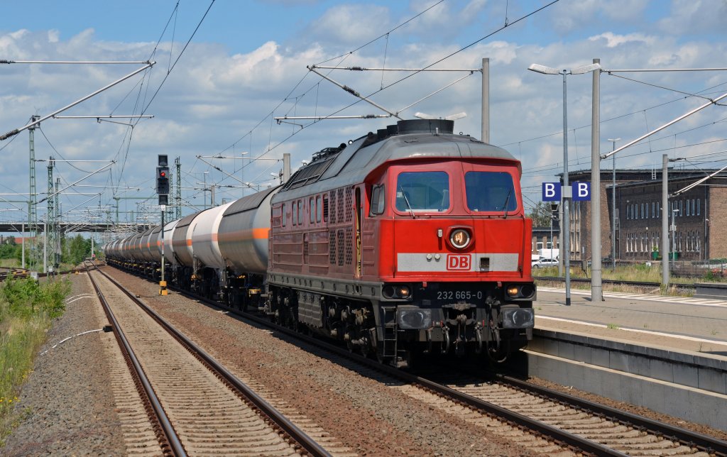 232 665 zog am 17.06.12 einen Kesselwagenzug durch Bitterfeld Richtung Leipzig.