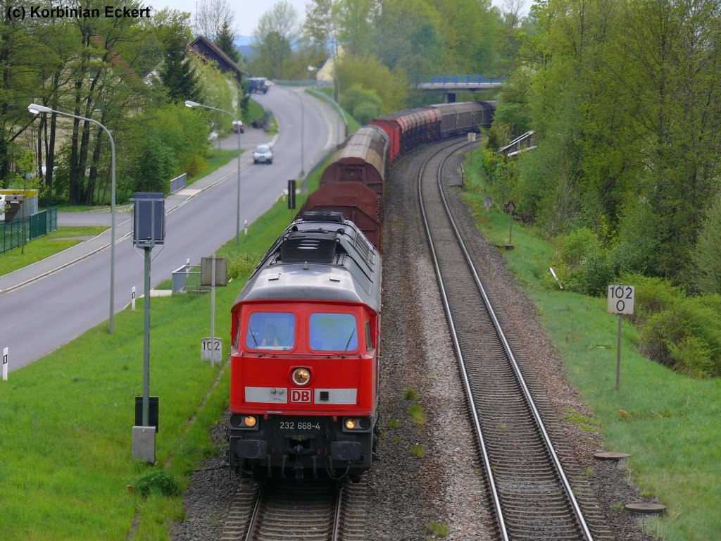 232 668-4 aus Nrnberg Ost richtung Hof mit einem gemischten Gterzug, 12.05.2010