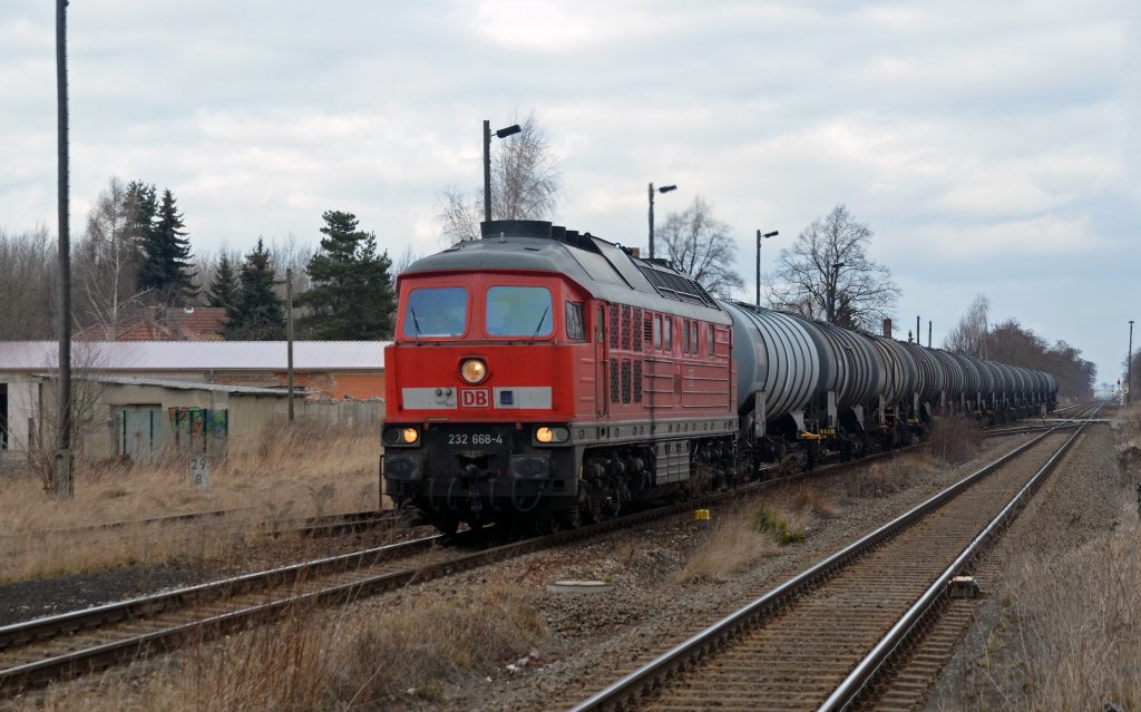 232 668 zog am 25.02.12 einen Kesselwagenzug durch Pegau Richtung Zeitz.