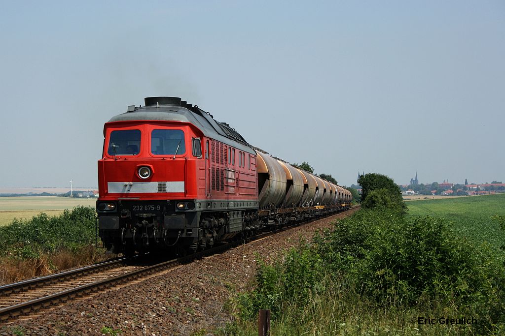 232 675 mit dem Buna-Zug am 12.7.2010 zwischen Halberstadt Spiegelsberg und Langestein unterwegs.