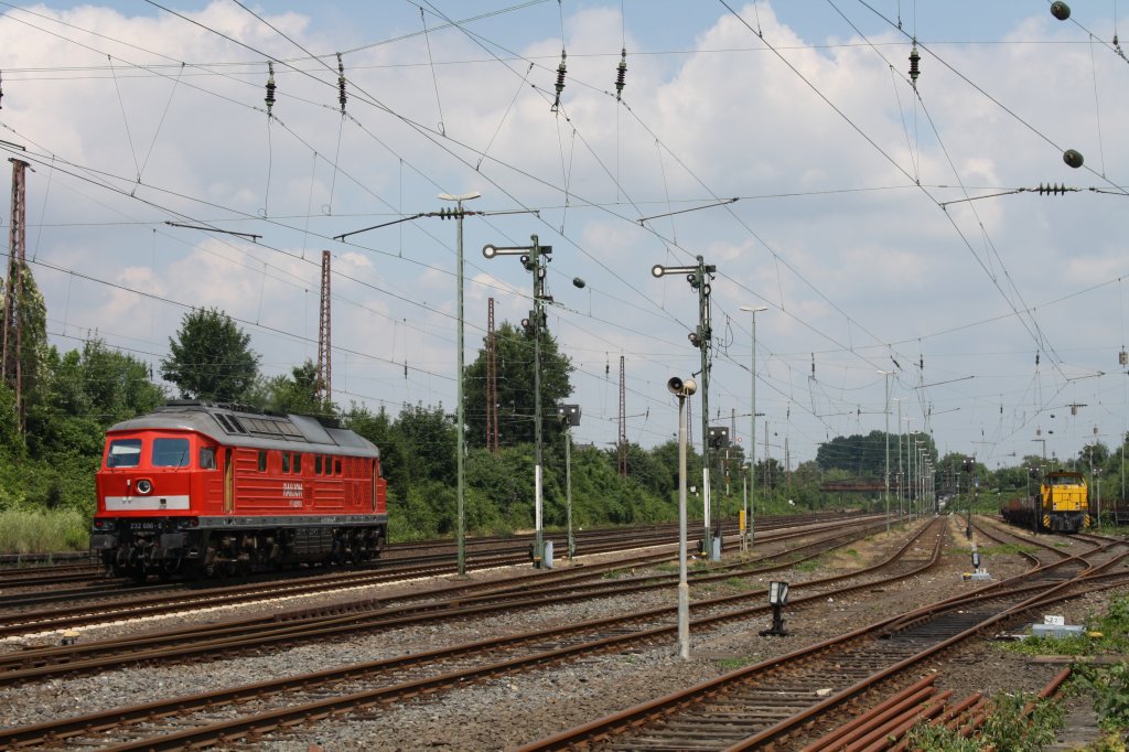232 686-6 und TWE V156 am 04.07.10 in Dsseldorf-Rath.