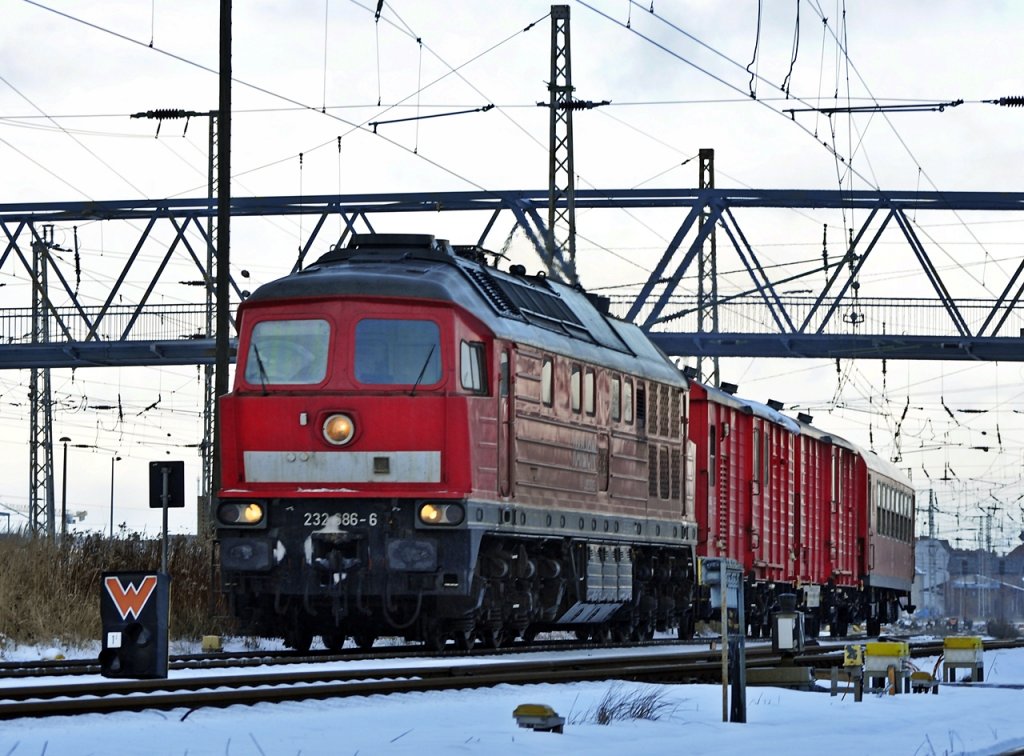 232 686 kommt mit dem Hilfszug aus Rostock durch den Bf Stralsund um sich auf der Hafenbahn etwas zu bettigen am 09.12.2010