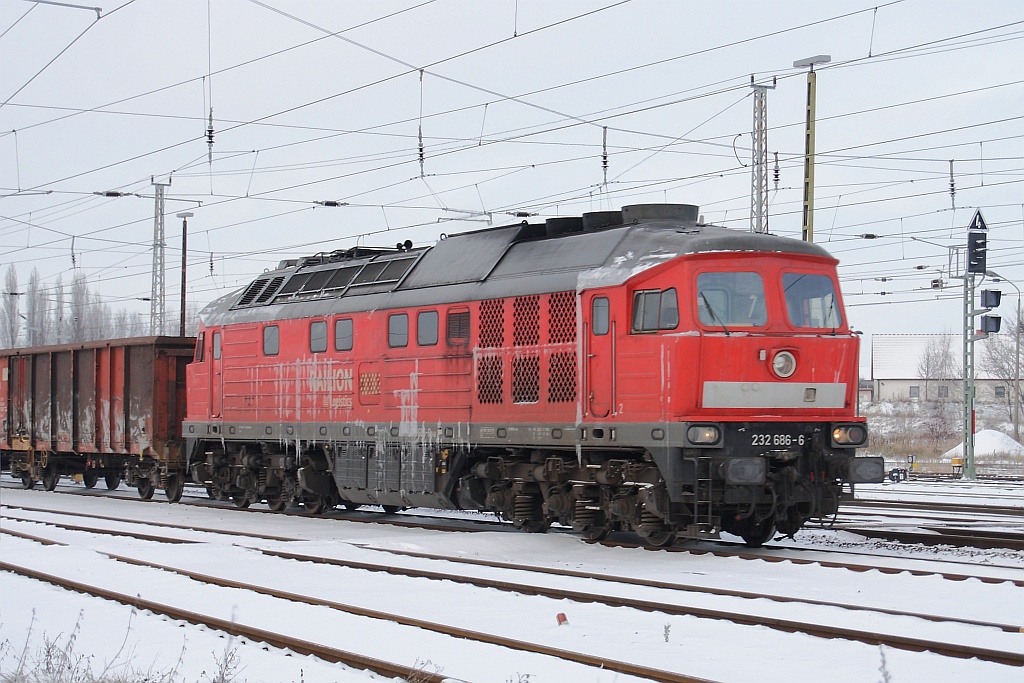 232 686 kommt mit offenen Gterwagen in Angermnde eingefahren, 03.12.2010
