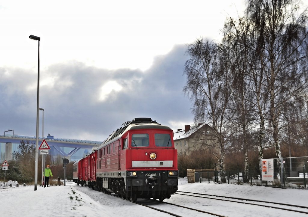 232 686 mit dem Hilfszug aus Rostock auf der Hafenbahn Stralsund am 09.12.2010