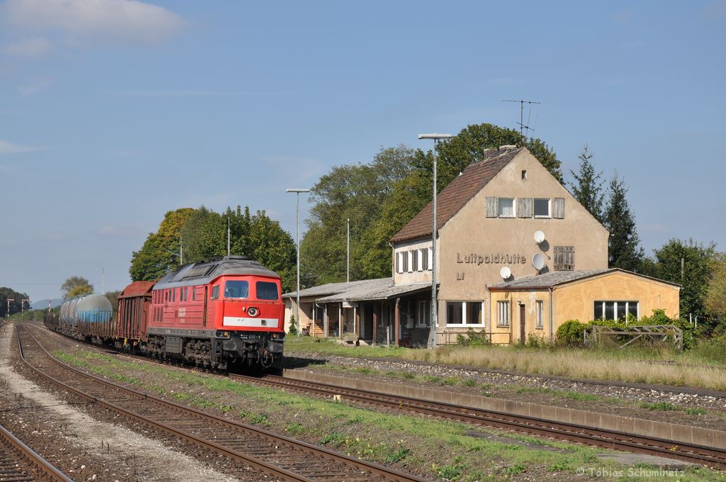 232 686 mit G�terzug bei der Durchfahrt durch Luitpoldh�tte am 24.09.2011