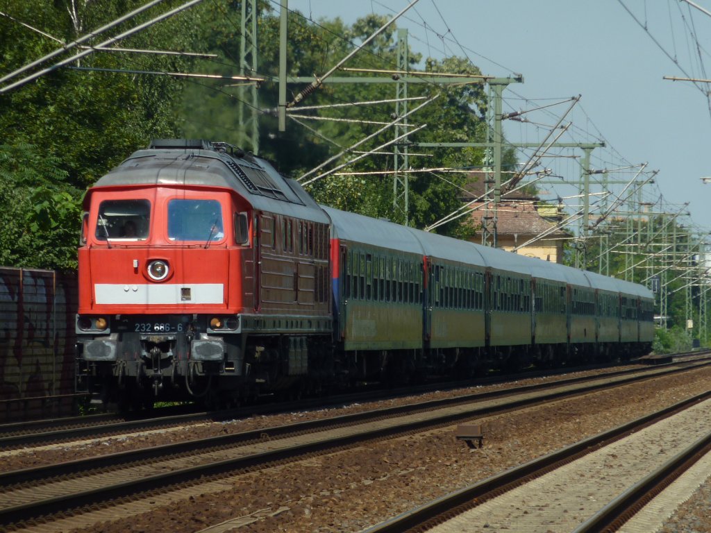 232 686+Schaffranek-Express nach Pirna hier in Dresden-Strehlen am 12.7.11 um 10:25