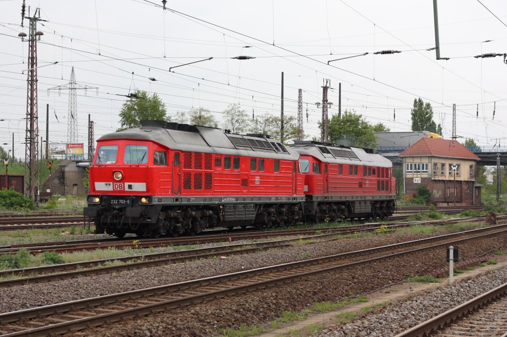 232 703-9 und 232 254-3 in Magdeburg-Rothensee. Fotografiert am 14.05.2010. 