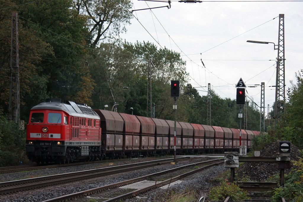 232 703 am 28.9.12 mit einem leeren Quardsandzug von Reisholz nach Haltern bei der Durchfahrt durch Ratingen-Lintorf.