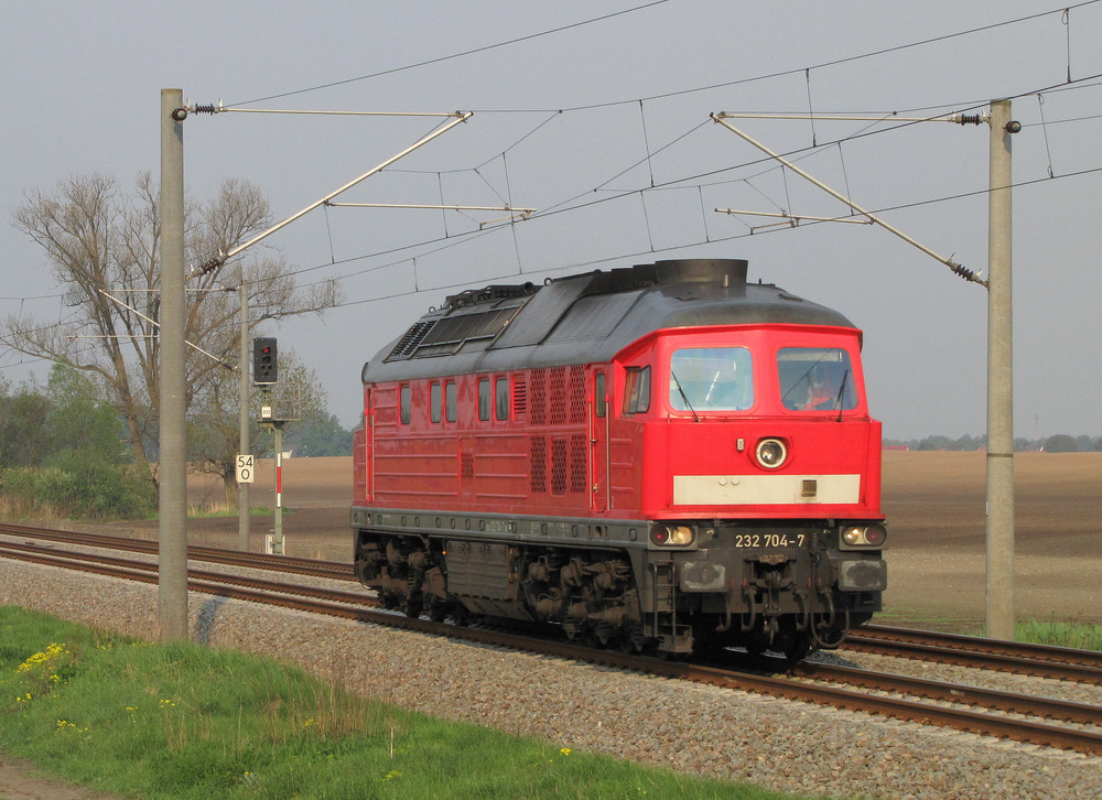 232 704-7 kommt hier in Jeseritz Lz Richtung Werder/Havel gefahren. 29.04.2011 
