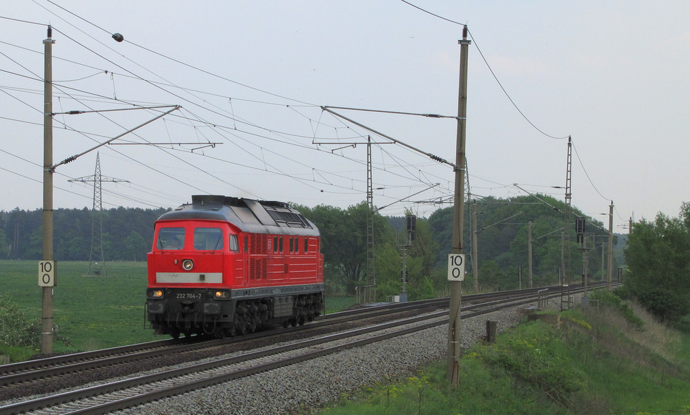 232 704-7 kommt hier solo durch Nudow in Richtung Seddin gefahren. 29.04.2011