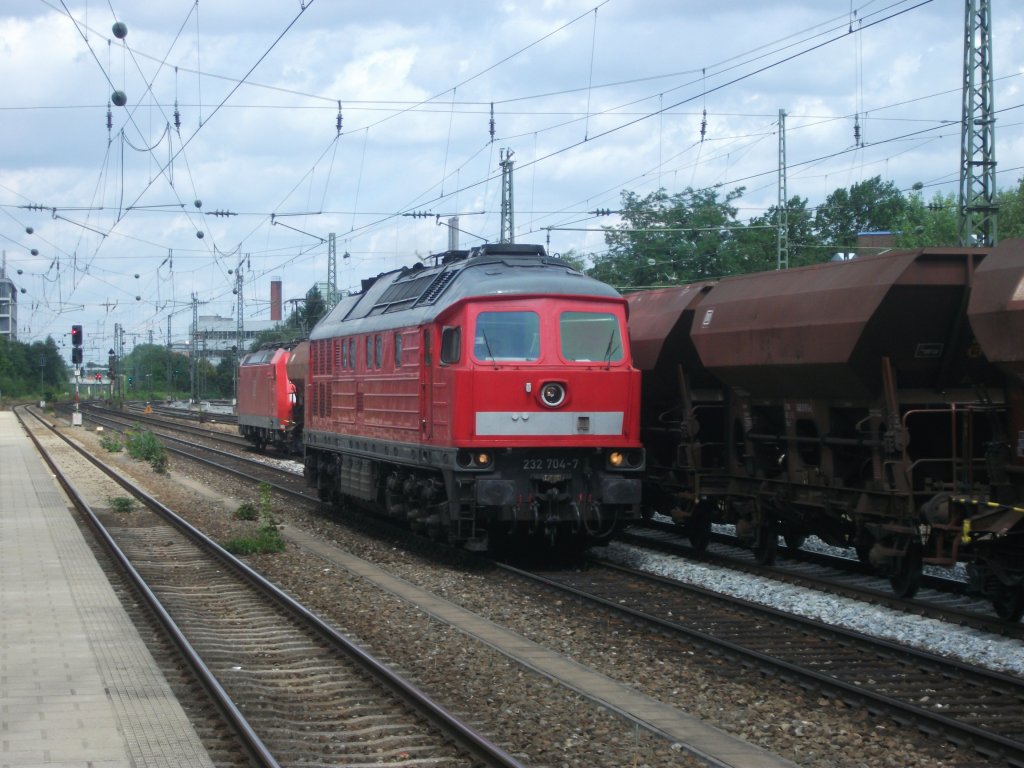 232 704 durchfhrt am 30.Juli 2012 den Bahnhof Heimeranplatz. Im Hintergrund durchfhrt eine 185er mit einem Schotterzug den Bahnhof Richtung Laim.