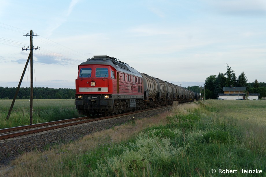 232 800-3 mit einem leeren Kesselzug aus Cunnersdorf am 17.06.2011 in Hausdorf
