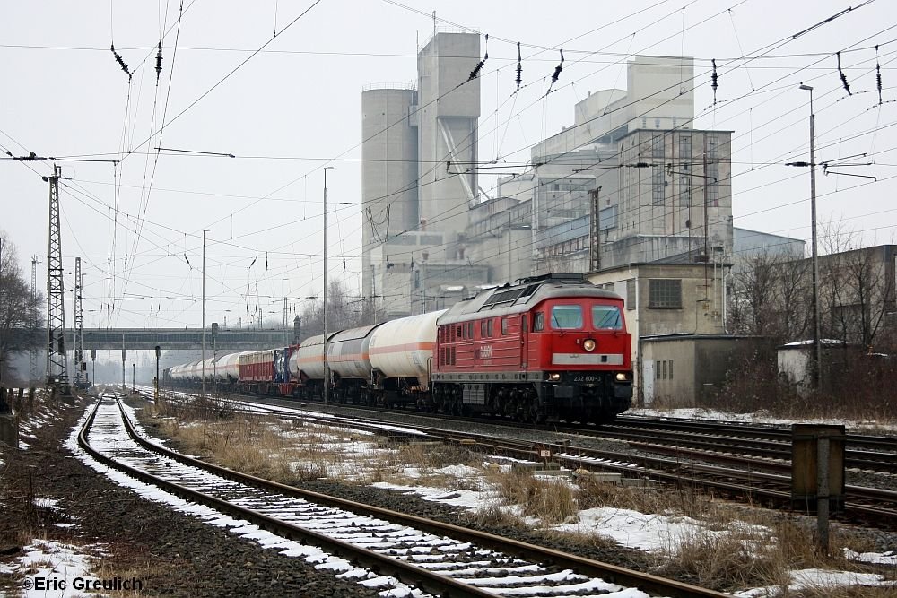 232 800 mit einem gemischten Gterzug in Hannover Misburg am 23.1.10.