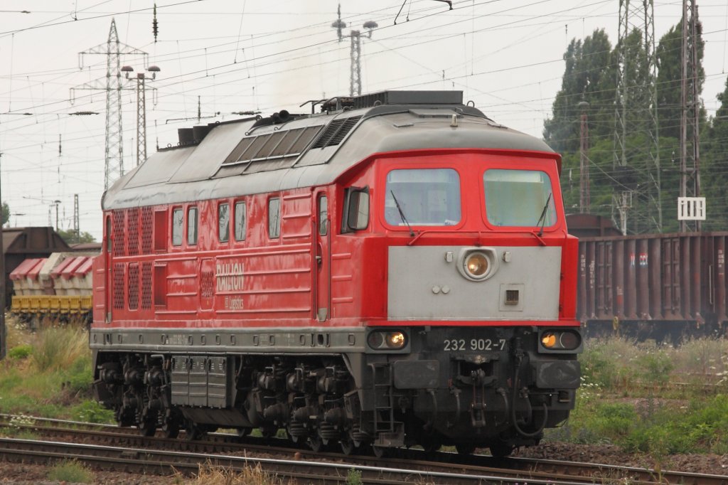 232 902-7 mit Hollandlatz fhrt aus dem Kombiwerk Magdeburg-Rothensee in Richtung Magdeburg Hbf. Fotografiert am 27.07.2010.