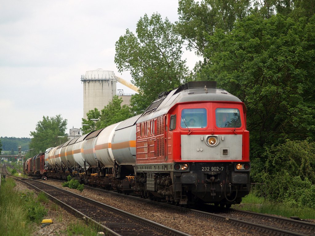 232-902 am 27.05.2010 auf der Schwabelweiser Eisenbahnbrcke in Regensburg mit Umleitergterzug