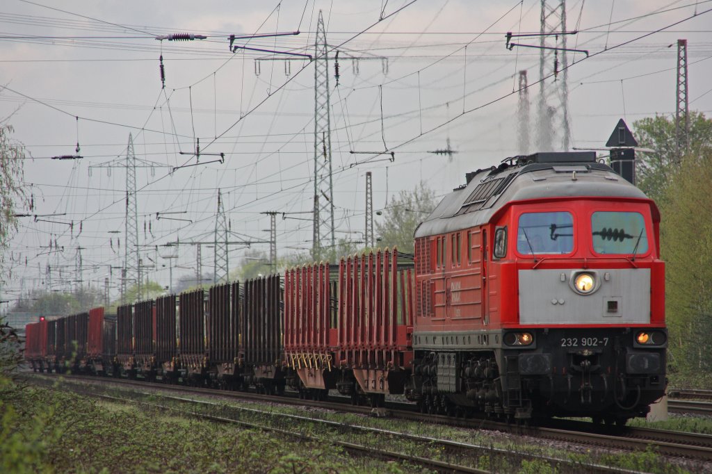232 902 am 7.4.11 mit einem Gterzug in Ratingen-Lintorf.