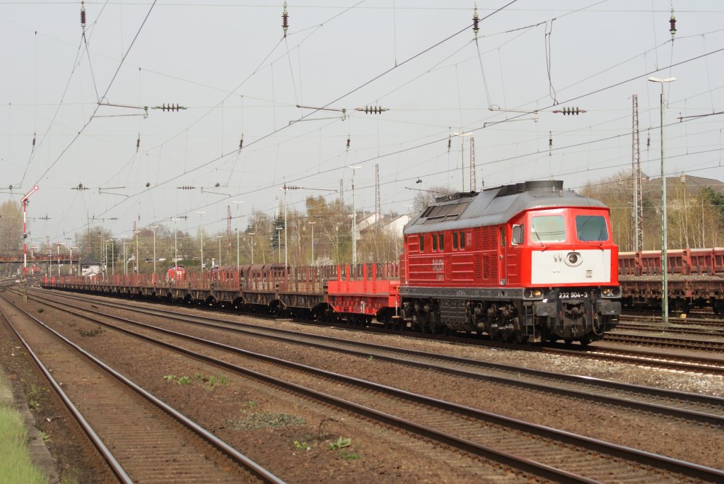 232 904-3 mit leerem Stahlzug in Dsseldorf Rath am 07.04.2010