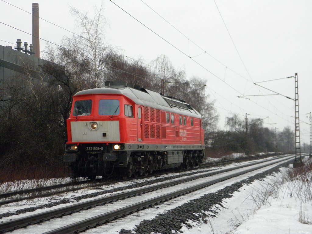 232 905-0  Ludmilla  fhrt Solo durch Bottrop am 6.1.11.ffentlich zugnglich durch einen Wanderweg