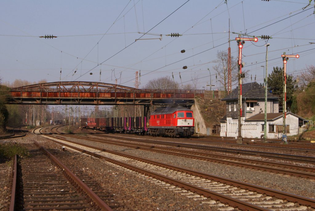 232 906-8 mit einem leeren Stahlrhrenzug bei der Einfahrt in den Dsseldorf-Rather Gterbahnhof am 28.03.2012
