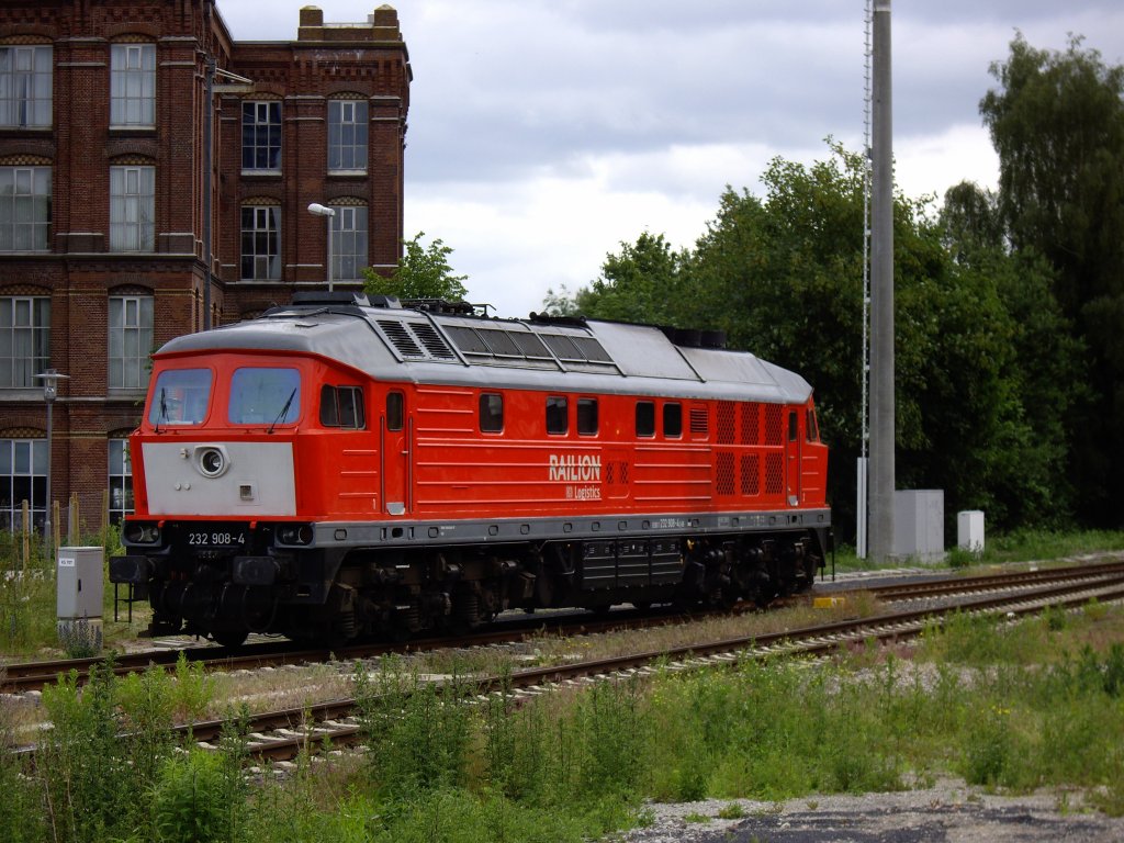 232 908-4 rangiert auf Gleis 3 des Gronauer Bahnhofes.
Diese Lok kam solo aus Richtung Ahaus (Westmnsterland-Bahn), die genaue Herkunft ist mir leider nciht bekannt.
13.06.2010