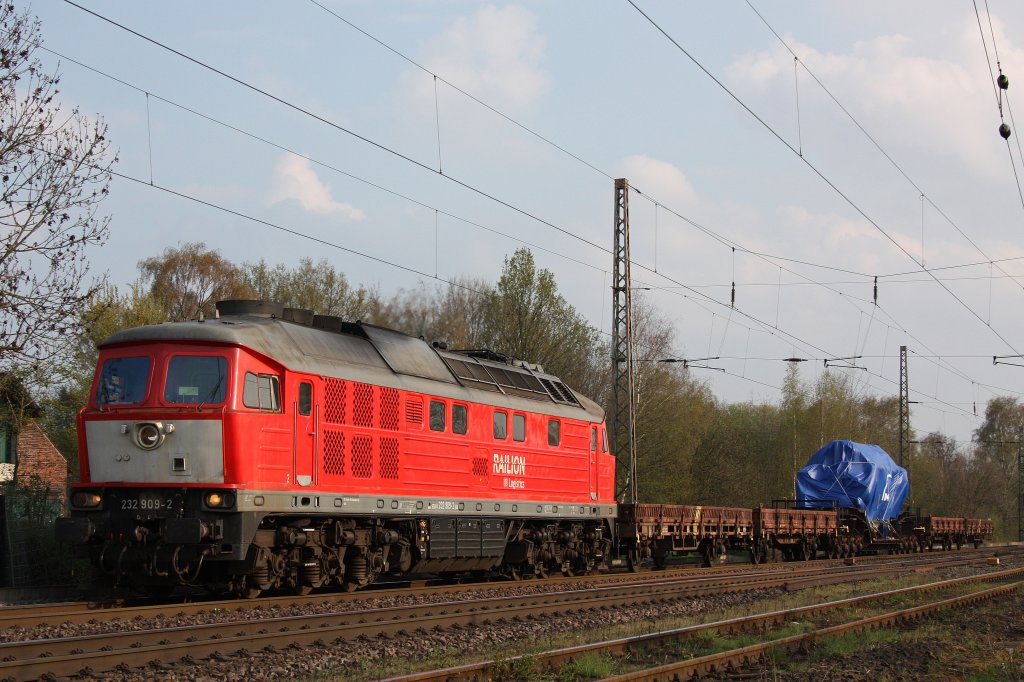 232 909 am 13.4.12 mit einem MAN Schiffsdieselmotor bei der Durchfahrt durch Ratingen-Lintorf.
