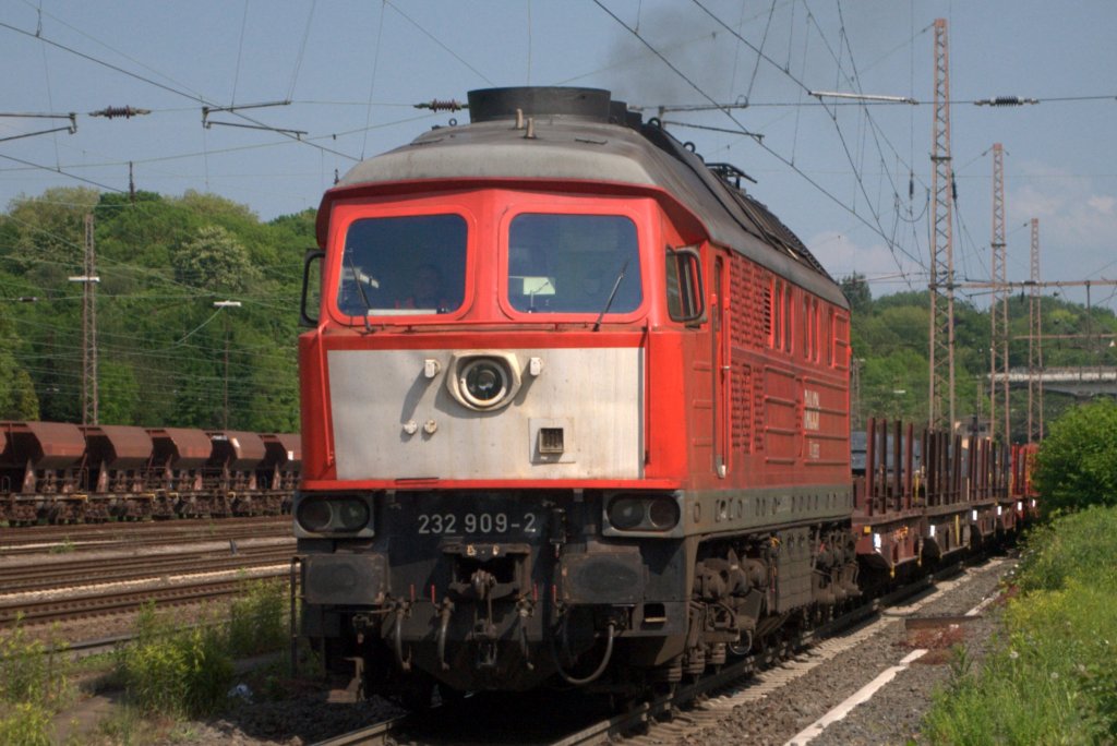 232 909 beschleunigte am 22.05.2012 einen Brammenzug aus Bochum-Nord nach BO-Prsident.