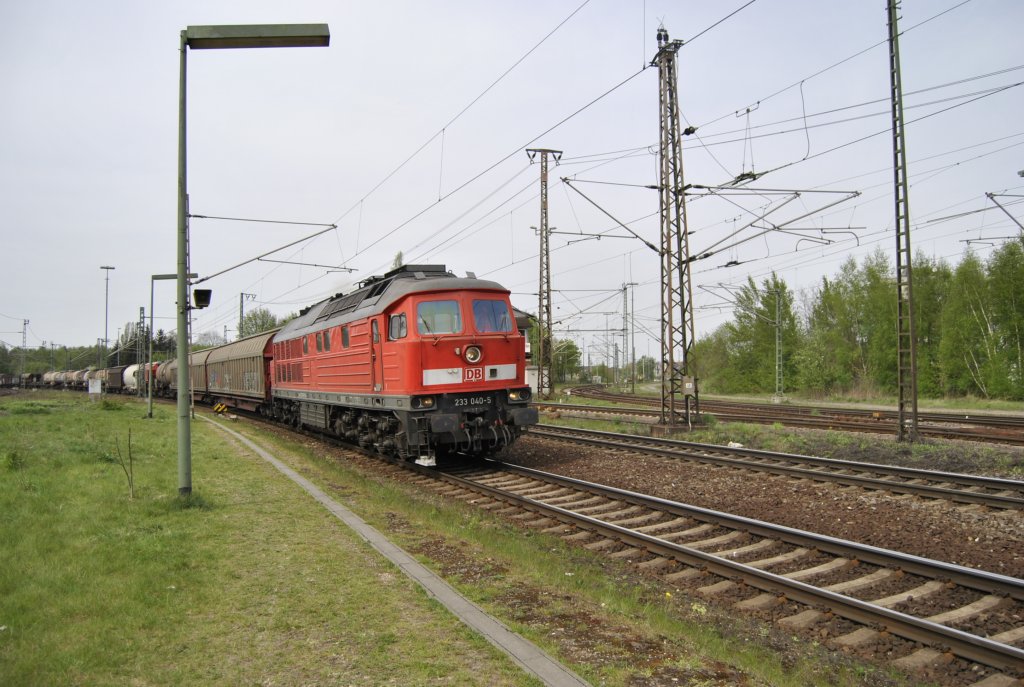 233 040-5, fhrt am 29.04.10 durch Lehrte.