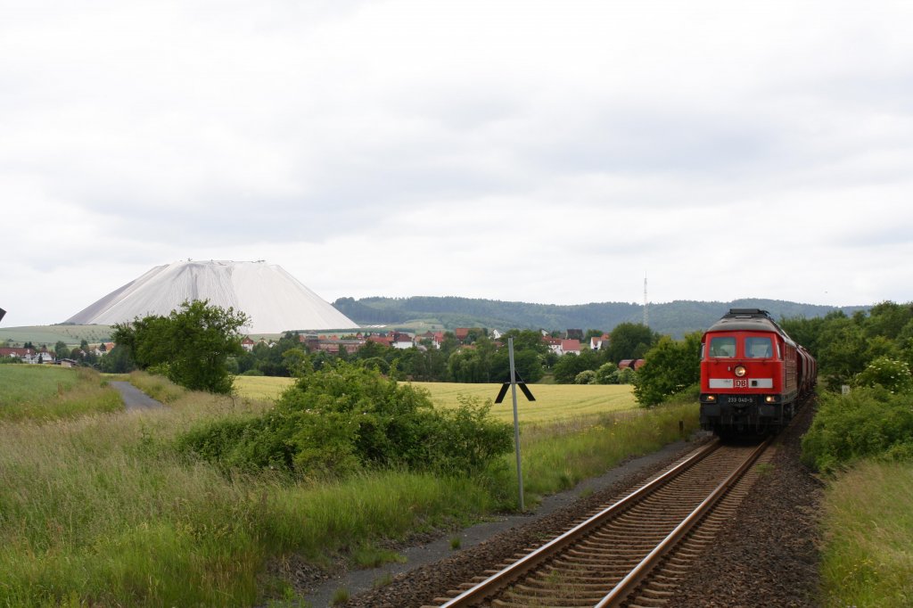 233 040-5 hat die grten Steigungen auf ihrer Fahrt von Heringen (Werra) nach Gerstungen bereits hinter sich gelassen. Hier ein Blick auf die Ortschaft Dankmarshausen und den  Monte Kali  am 21.06.10.