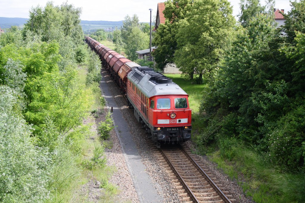 233 040-5 holte einen Leerzug aus Gerstungen ab und rollte am 21.06.10 durch Dankmarshausen.