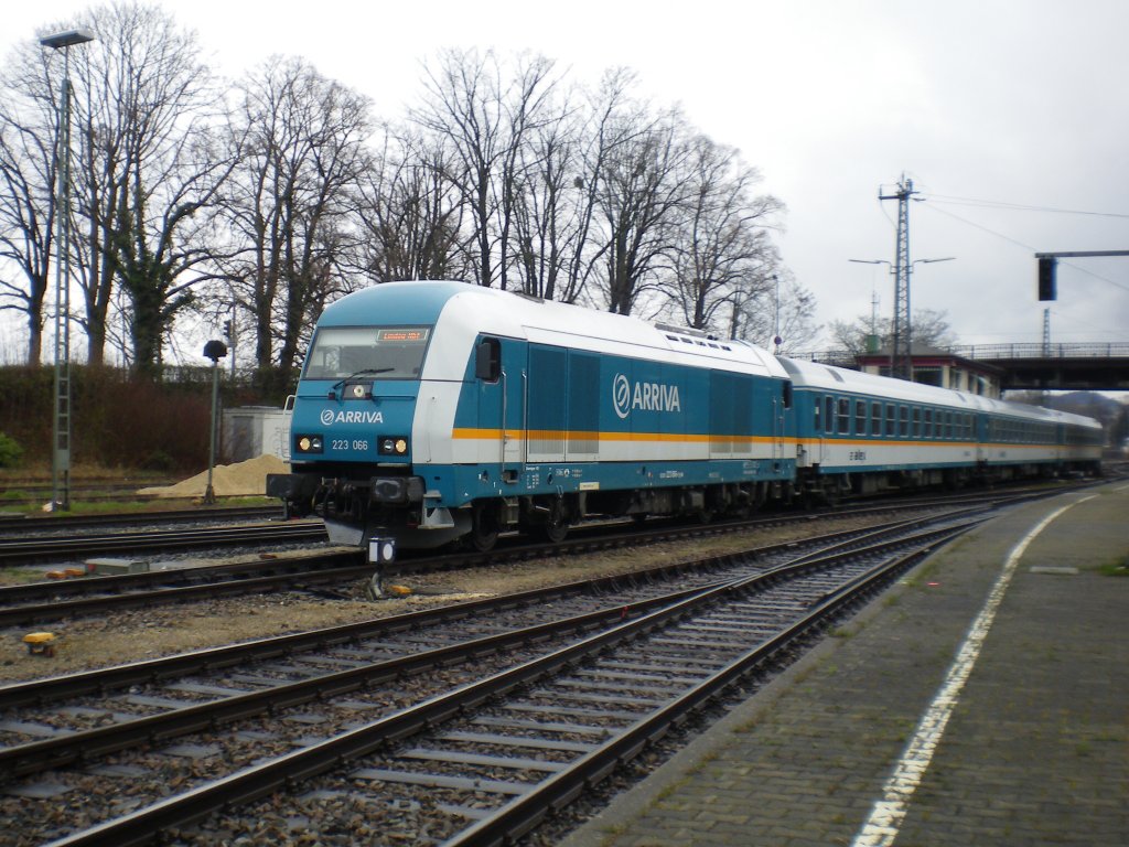 233 066 der Arriva GmbH fhrt in den Bahnhof von Lindau ein, 05.04.2010