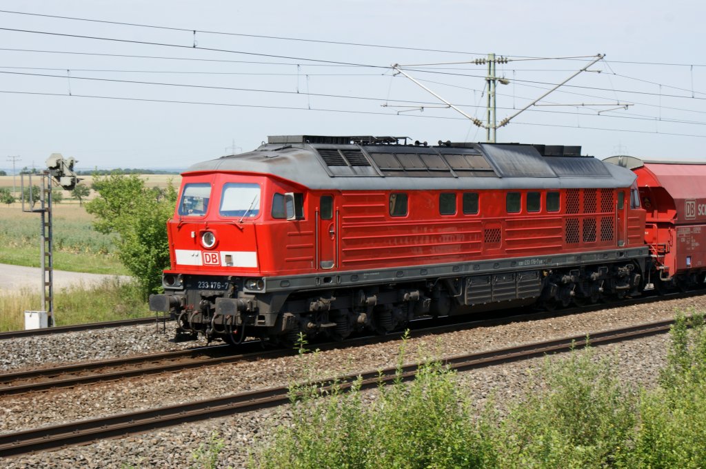 233 176-7 kommt gerade aus dem Knauf-Werk in Iphofen und fuhr in Markt Einersheim auf das Ausweichsgleis um die Lok umzusetzen am 29.06.2011
