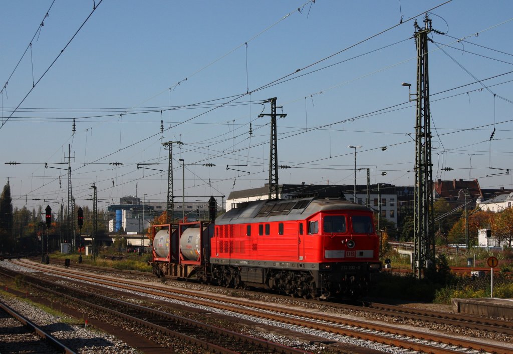 233 232 fhrt am 11.10.10 mit einem  langen  Gterzug durch Mnchen Ost.