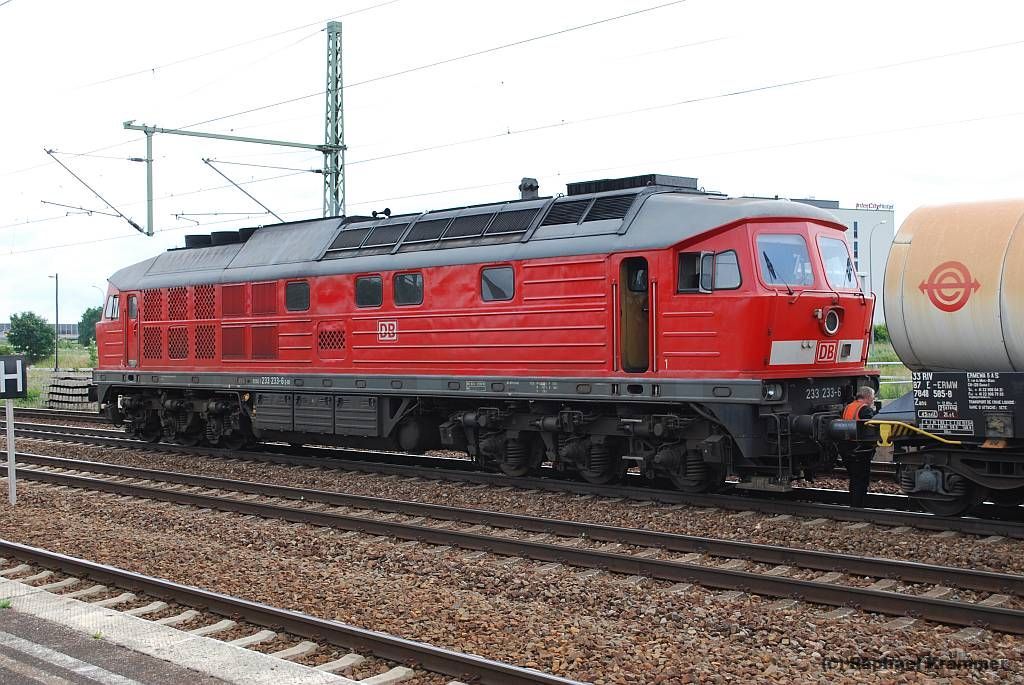 233 233-6 hat sich am 19.07.12 in Berlin-Sch�nefeld vor einen Kesselwagenzug gesetzt. Der Lokf�hrer kuppelt selber an.