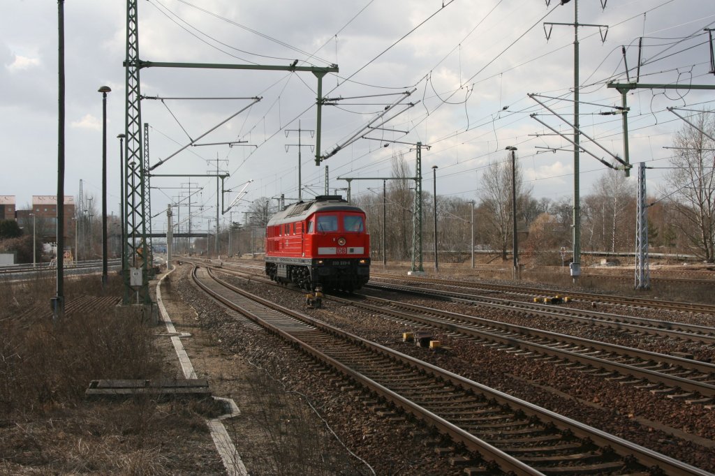 233 233 fhrt am 11.03.2011 durch Berlin Schnefeld.