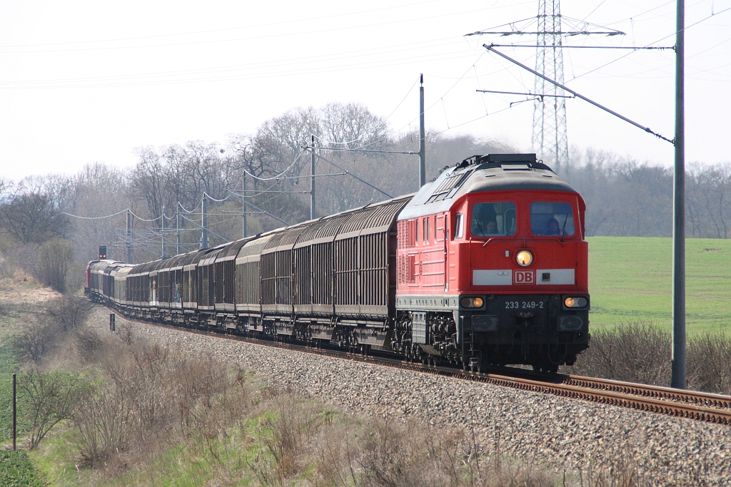 233 249 mit Schiebewandwagen auf dem Weg nach Schwedt bei Mrow-Oberdorf 07.04.2010