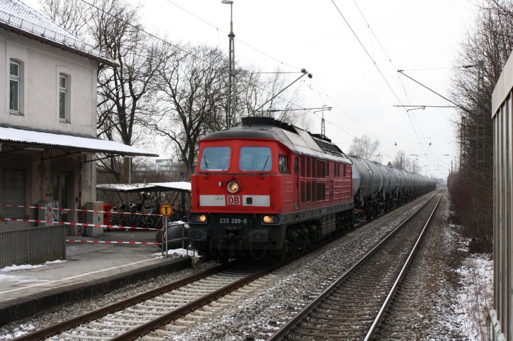 233 289-8 durchfhrt am 16.12.09 mit einem Kesselzug Richtung Mhldorf/Inn den Bahnhof Poing.