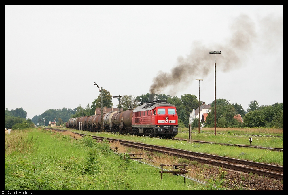 233 289 verlsst am 12. August 2010 mit einem Zug aus Kesselwagen den Bahnhof Tssling in Richtung Alt tting.