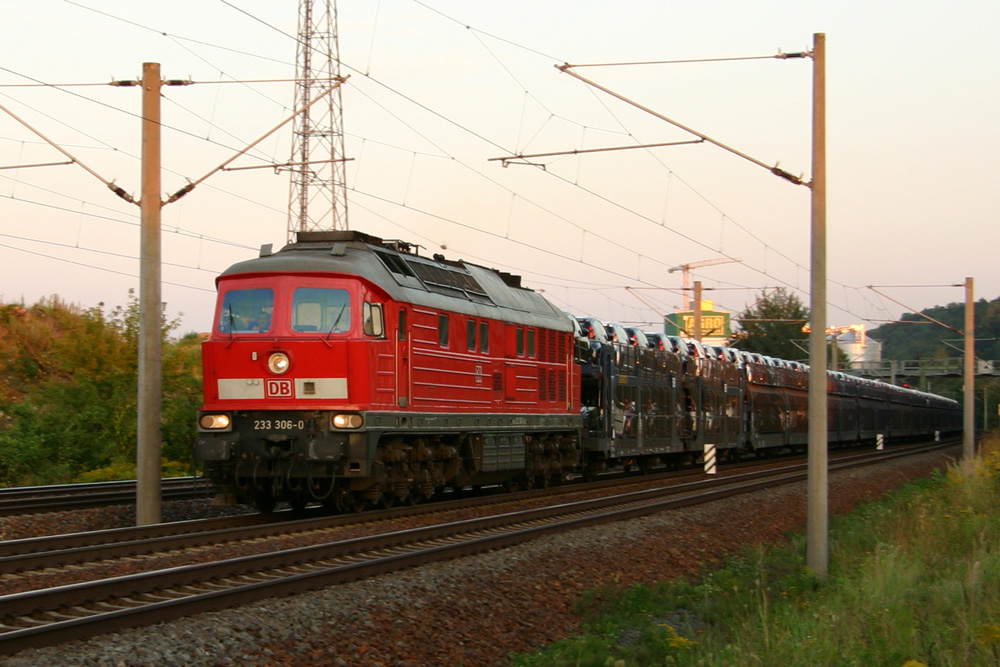 233 306 brummt zwischen Heidenau-Gro�sedlitz und Heidenau-S�d auf Dresden zu. 23.08.2012
