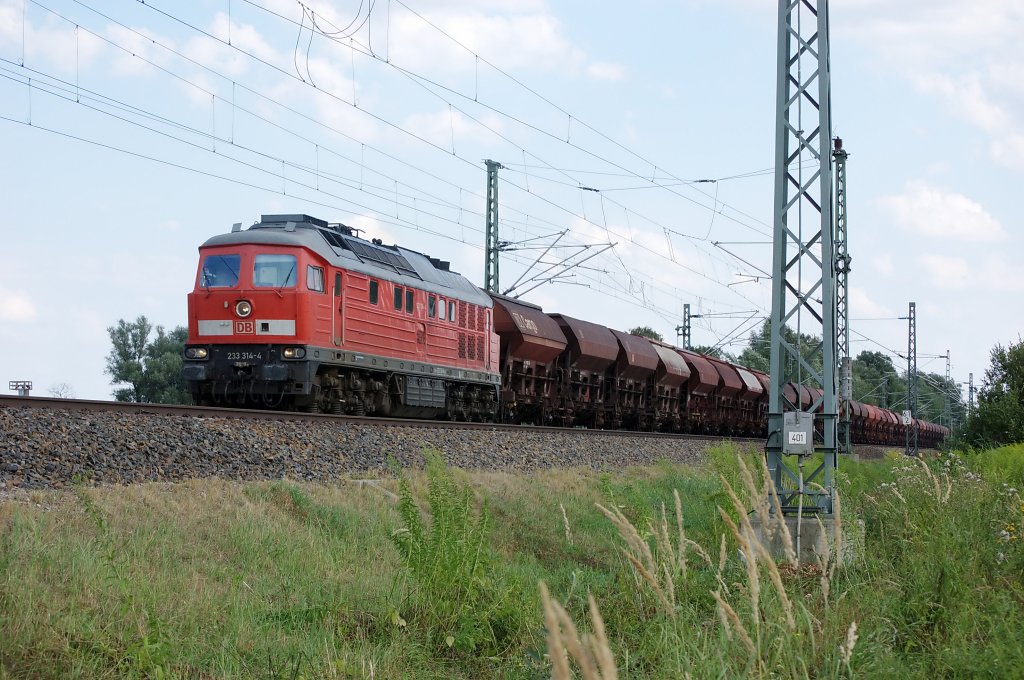 233 314-4 mit Schotterzug in Friesack(Mark) in Richtung Neustadt Dosse. 10.08.2010