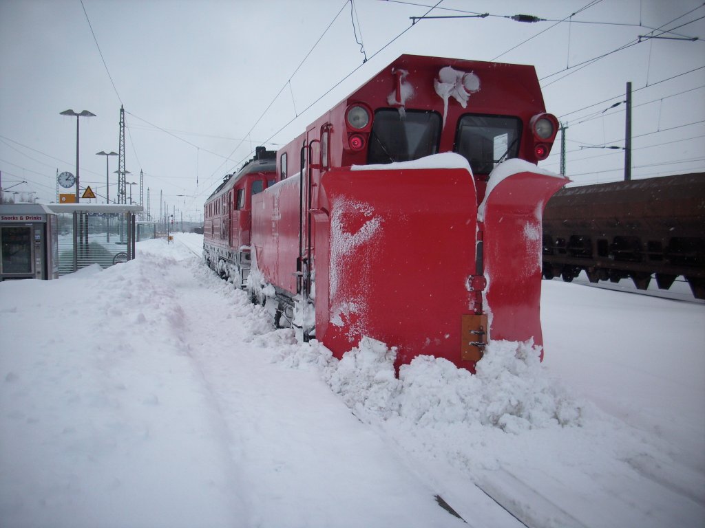 233 314 und der Arnstder Schneepflug am 13.Februar 2010 in Bergen/Rgen.