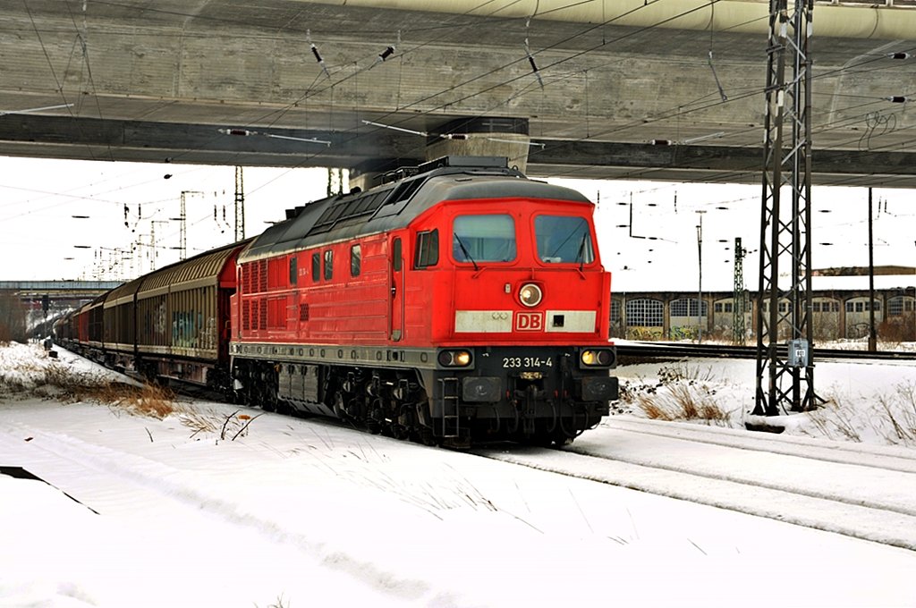 233 314 zieht an ihrer alten Heimat dem Bw Stralsund von der Insel Rgen kommend am 22.02.2010 dran vorbei nach Rostock