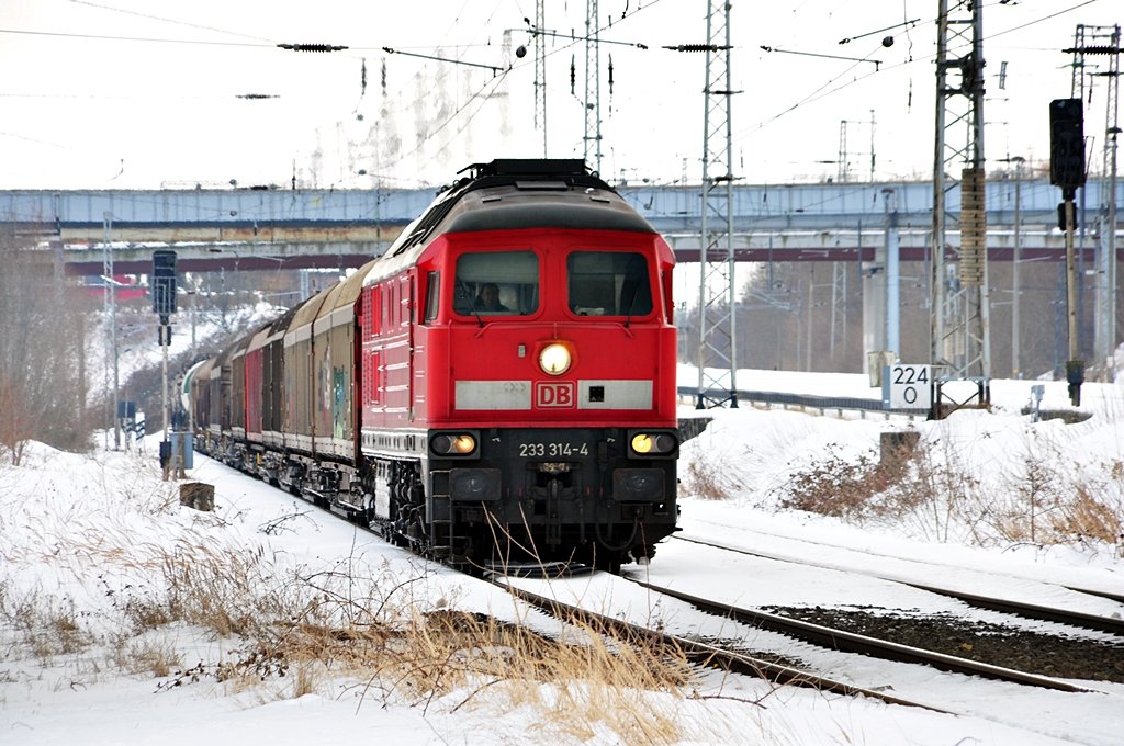 233 314 zieht an ihrer alten Heimat dem Bw Stralsund, von der Insel R�gen kommend, am 22.02.2010 dran vorbei nach Rostock