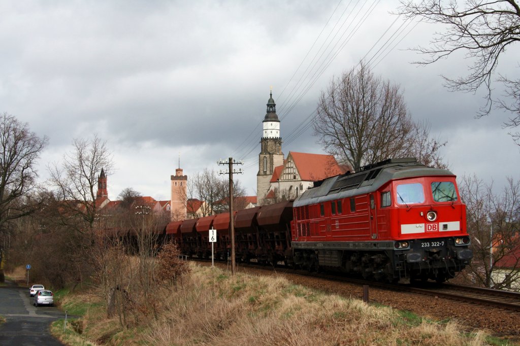 233 322-7 schleppt am 30.03.'12 GM 60431 von Frechen nach Bautzen die Steigung an der S�dausfahrt Kamenz herauf.