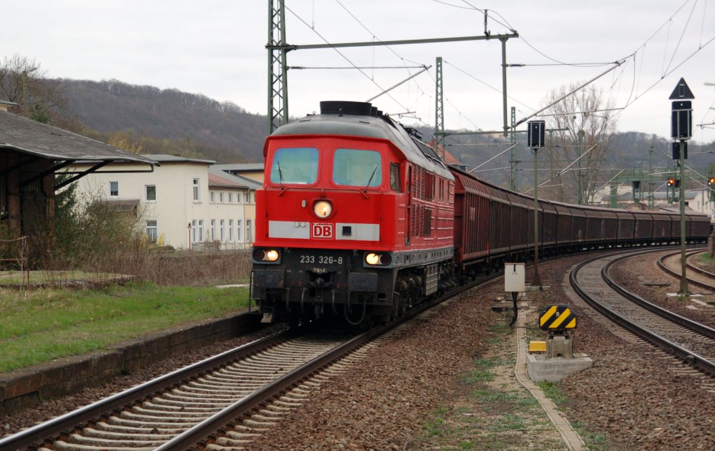 233 326 zieht am 10.04.10 einen Gterzug durch den Bahnhof Bad Ksen Richtung Naumburg. Fotografiert vom hinteren Bahnsteigteil.