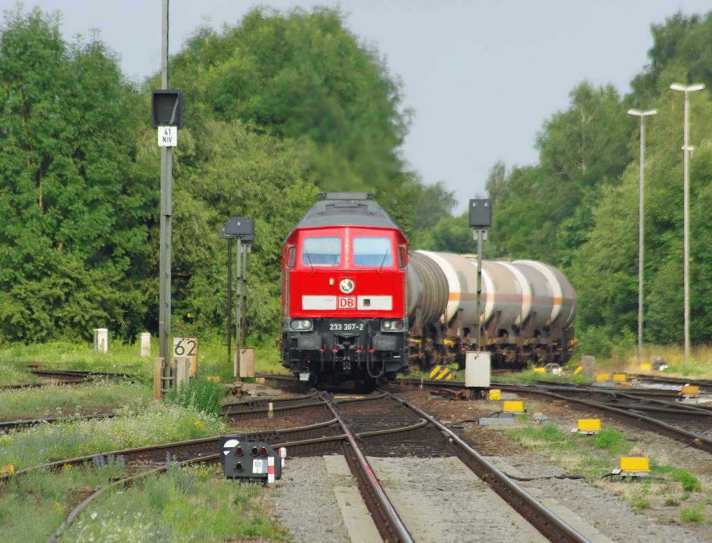 233 367-2 schlngelt sich mit ihrem Gaskesselwagenzug durch die Einfahrt zum Bahnhof Mhldorf. Aufgenommen am 15.07.2010.