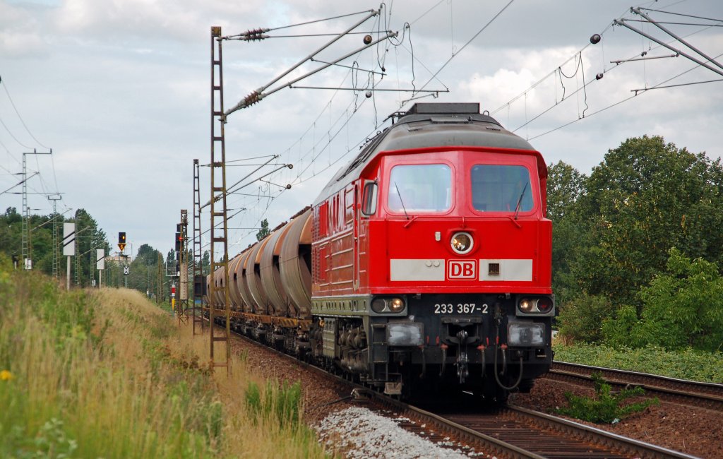 233 367 zog am 19.06.11 einen Gterzug aus Richtung Eisleben kommend Richtung Rbf Halle(S), fotografiert am S-Bahnhof Rosengarten.