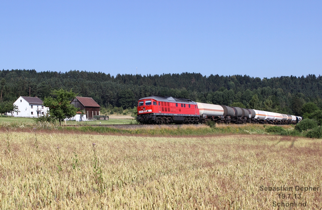 233 373 bespannte am 19.7.13 den EZ 45360 von Cheb nach Nrnberg, der ber Weiden umgeleitet wird, bei Schnlind