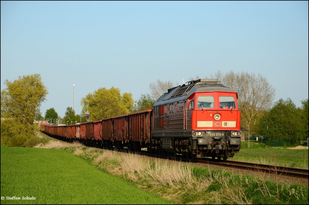 233 373 mit bsem Blick am 02.05.12 aus Rostock nach Wismar. Aufgenommen in Gro Schwa.