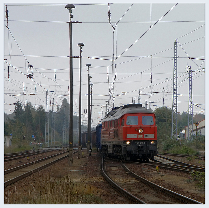 233 450 erreicht mit einem Steinkohleganzzug den Bahnhof Hoyerswerda. Aufnahme am 13.10.2010